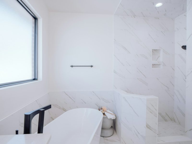 Flamingo Park one-bedroom with Art Deco details — bathroom
