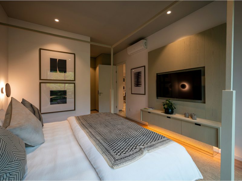 Flamingo Park one-bedroom with Art Deco details — bedroom