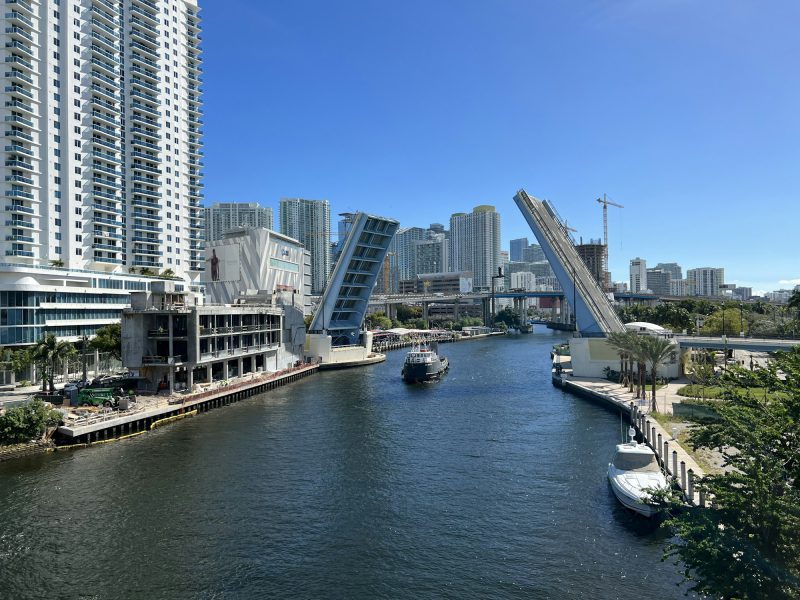 Walkable Grove townhouse near CocoWalk — city view