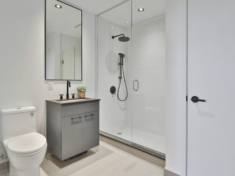 Shaded Grove cottage with a plunge pool — bathroom