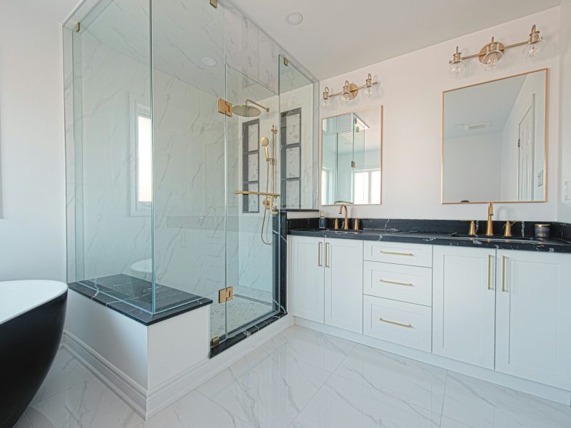 Oceanfront Key Biscayne residence with a beach club — bathroom