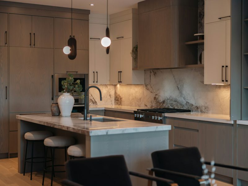 Bayfront three-bedroom with a wraparound terrace — kitchen