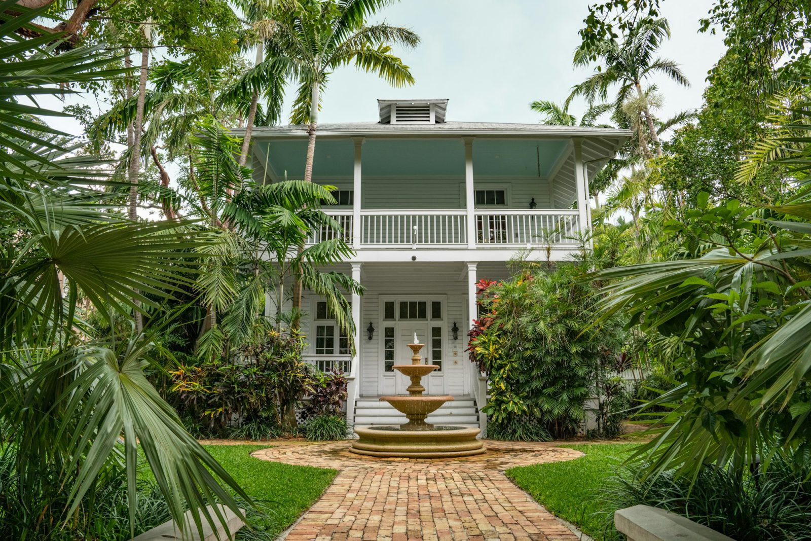 Shaded Grove cottage with a plunge pool — exterior