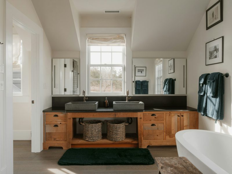 Riviera villa with a heated pool and summer kitchen — bathroom