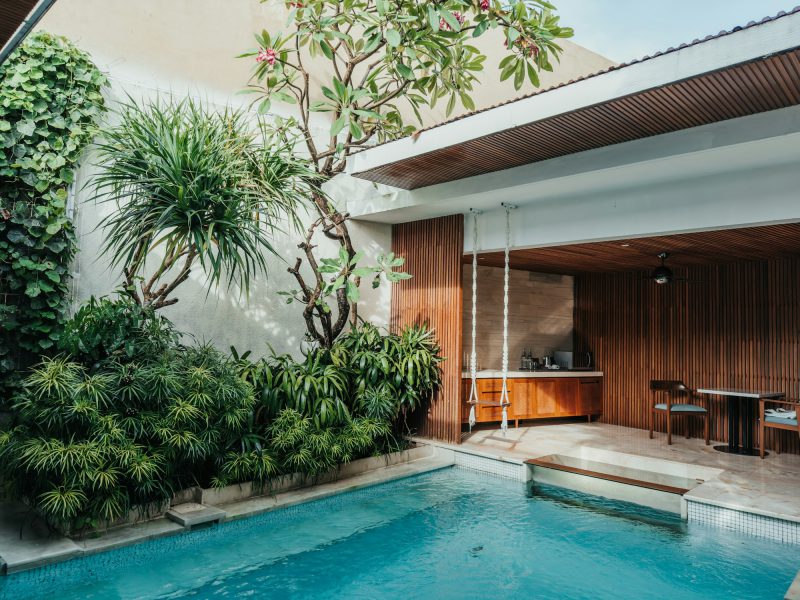 Island family home near Crandon Park — pool and garden