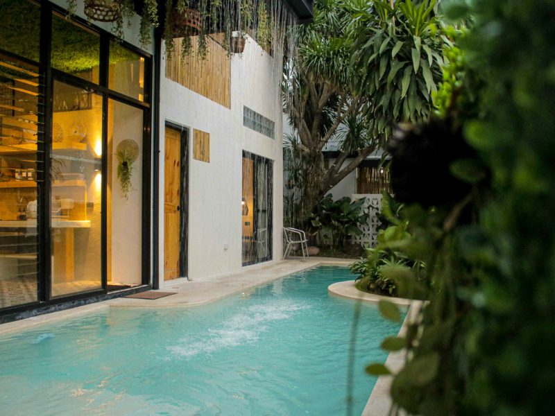 Island family home near Crandon Park — pool and garden