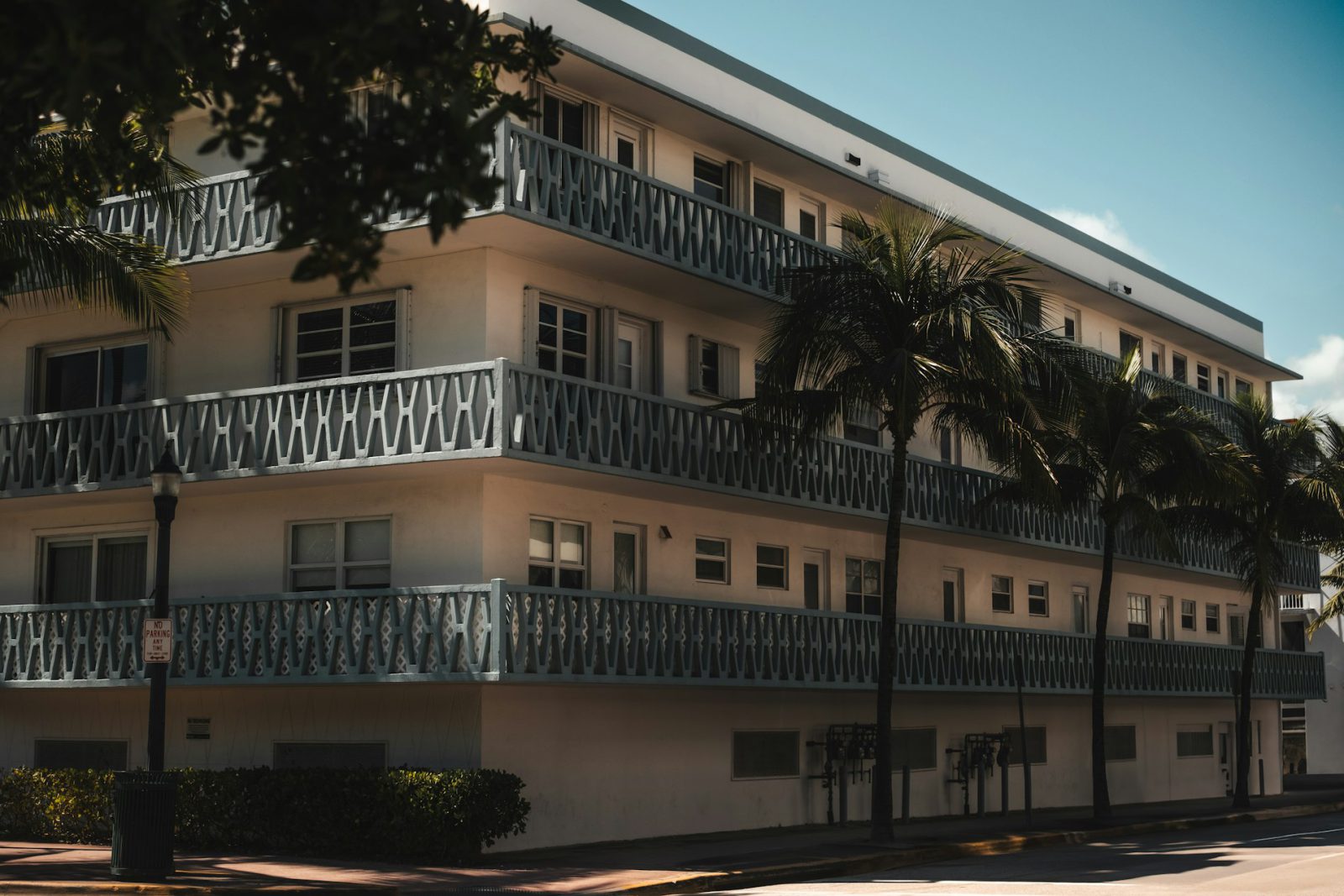 Flamingo Park one-bedroom with Art Deco details — exterior