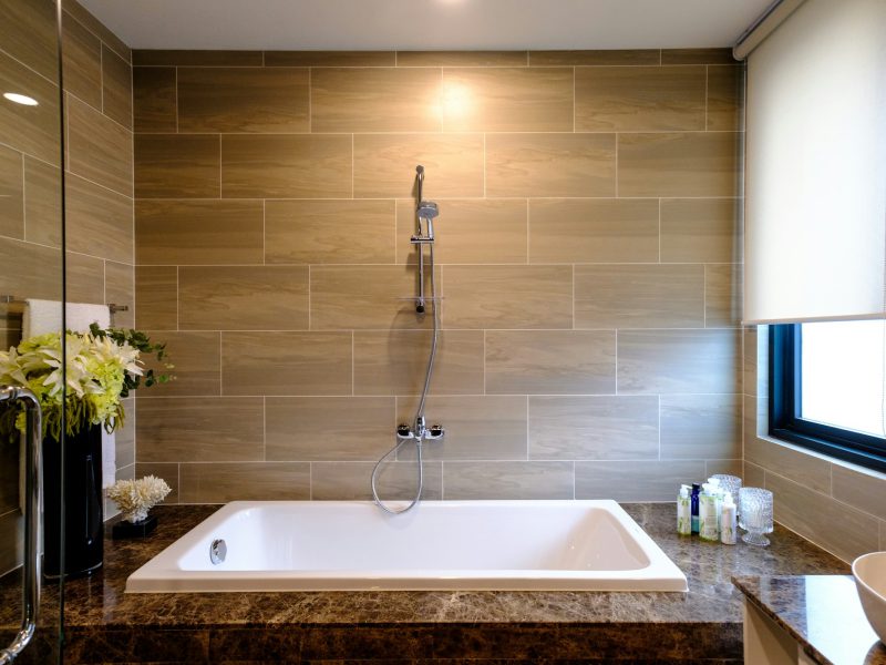 Flamingo Park one-bedroom with Art Deco details — bathroom