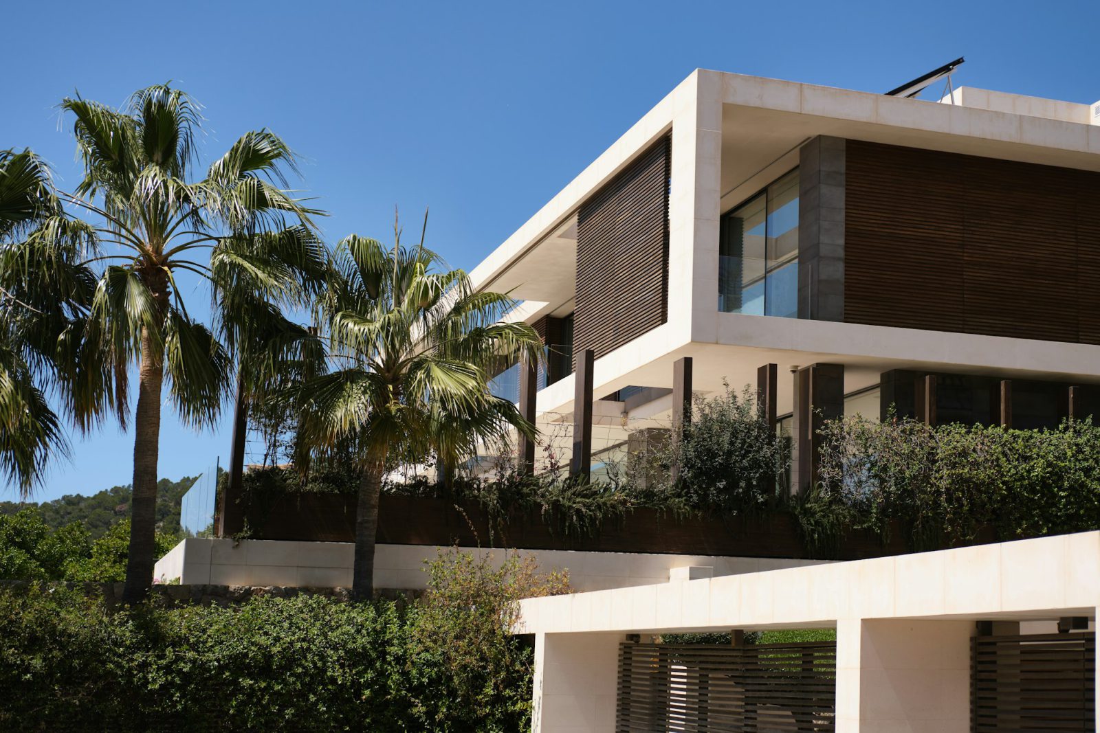 Lush tropical estate off Main Highway — exterior