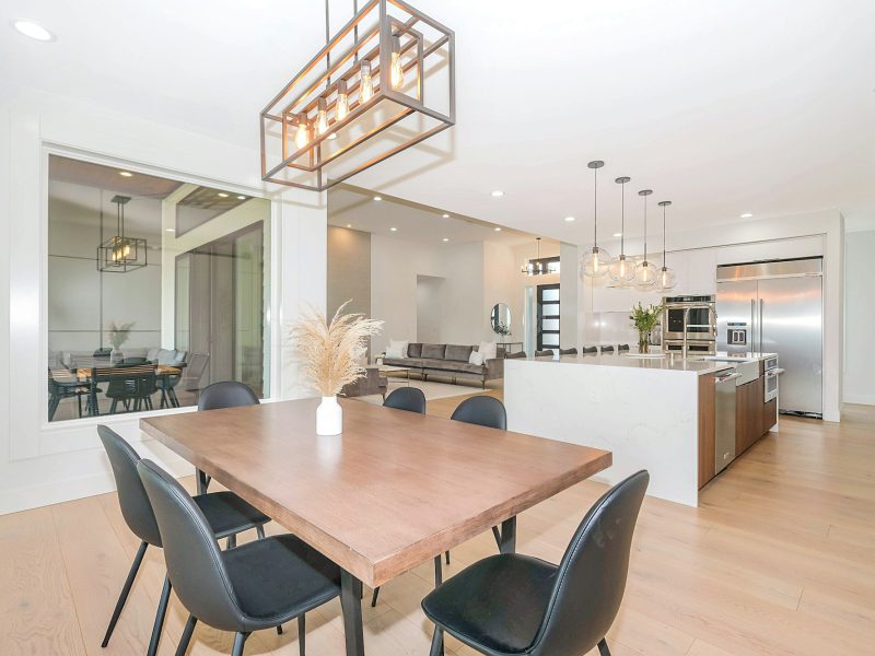 Walkable Grove townhouse near CocoWalk — dining area