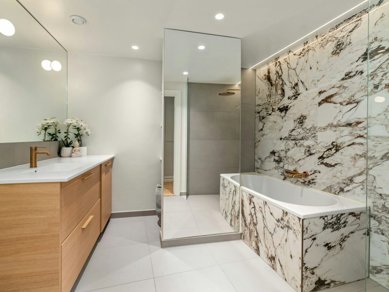 Sky-garage condo with ocean-to-bay views — bathroom