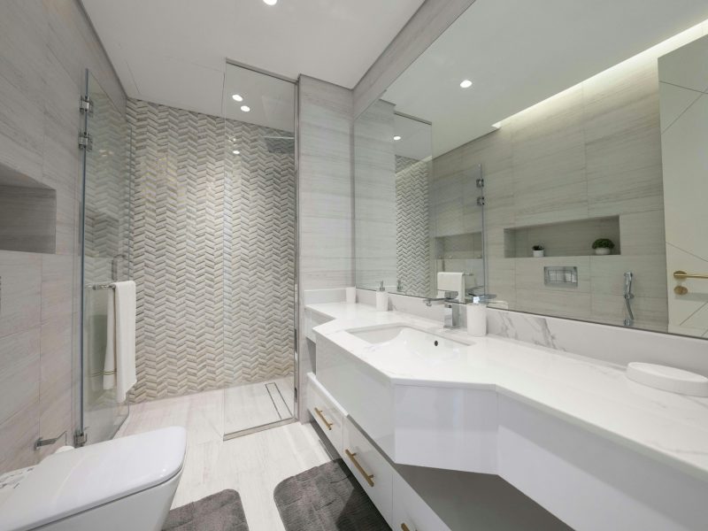 Las Olas Isles waterfront with no-bridge ocean access — bathroom