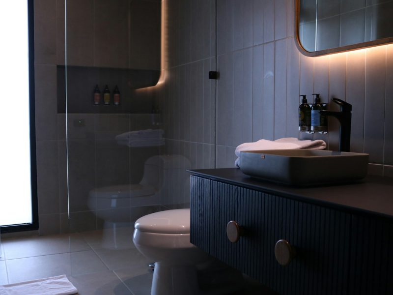 Riviera villa with a heated pool and summer kitchen — bathroom
