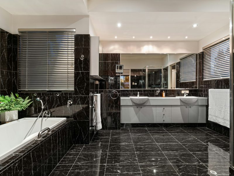 Las Olas Isles waterfront with no-bridge ocean access — bathroom