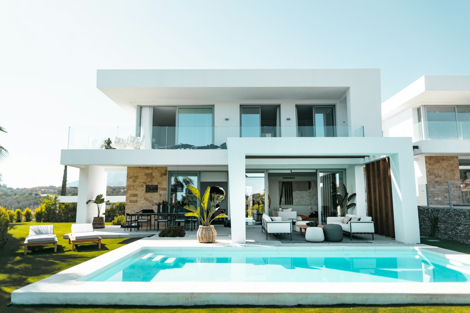 Las Olas Isles waterfront with no-bridge ocean access — exterior