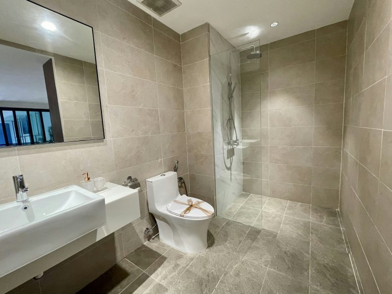 Family home with a pool steps from Miracle Mile — bathroom