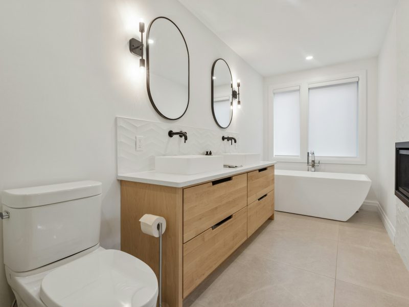 Gallery-district loft a block from the Wynwood Walls — bathroom