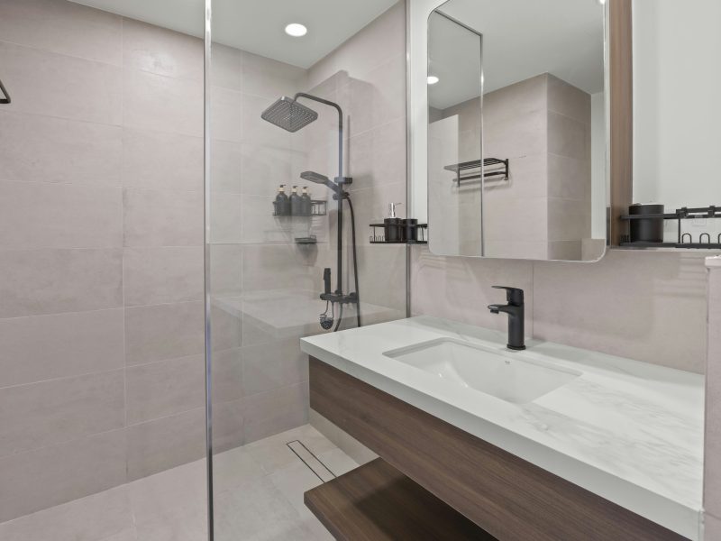 Bayside one-bedroom with marina views — bathroom
