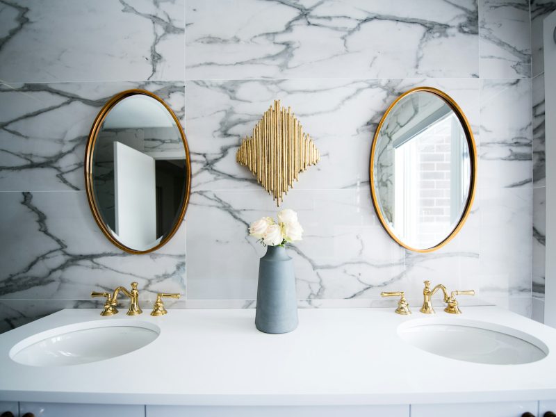 Lush tropical estate off Main Highway — bathroom