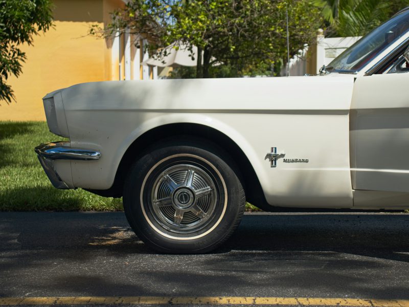 White Ford Mustang, additional view