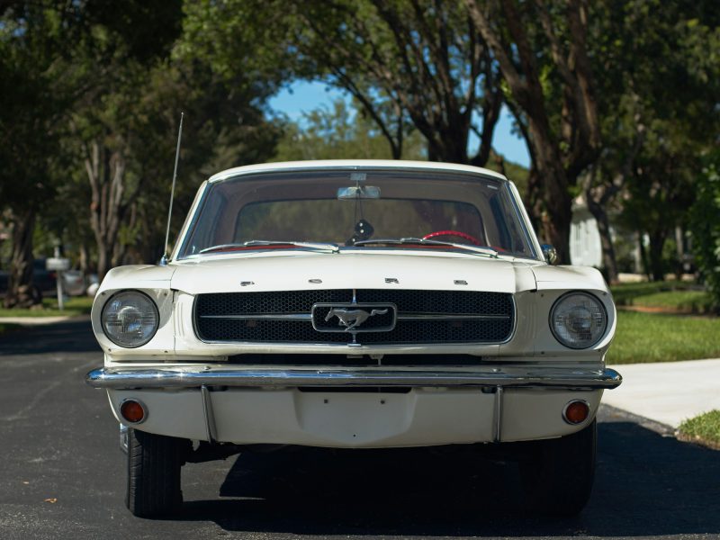 White Ford Mustang, additional view