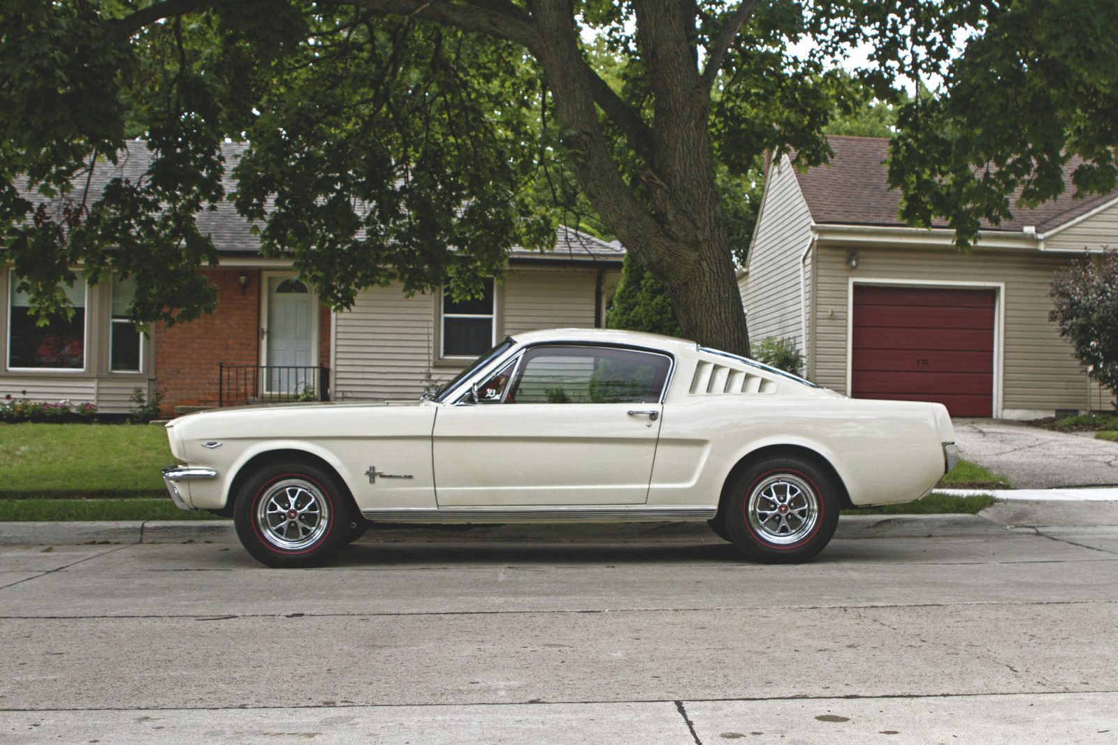 White Ford Mustang, side profile