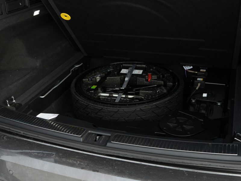 Boot floor with spare wheel and tools under the cargo cover