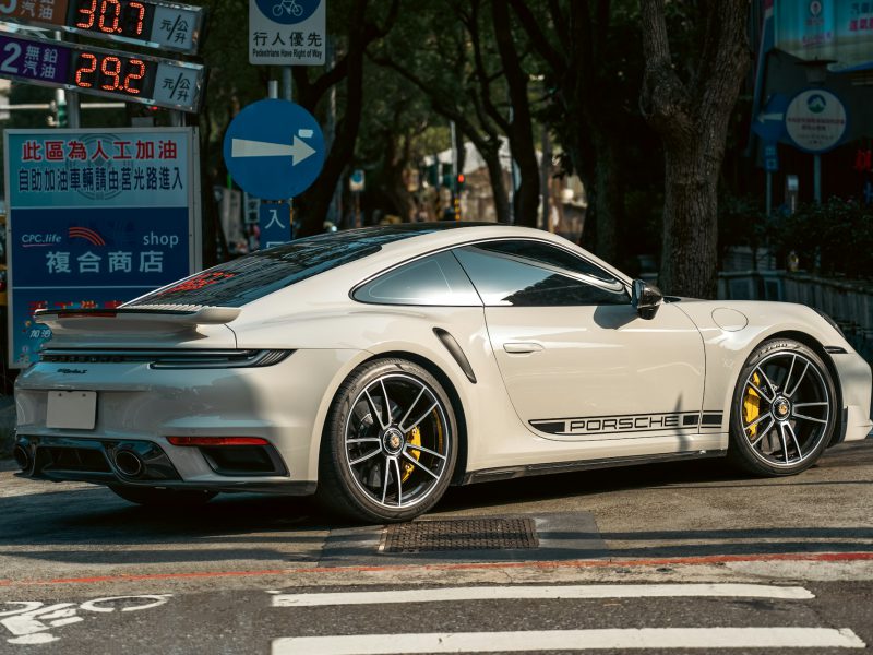 White Porsche 911, additional view