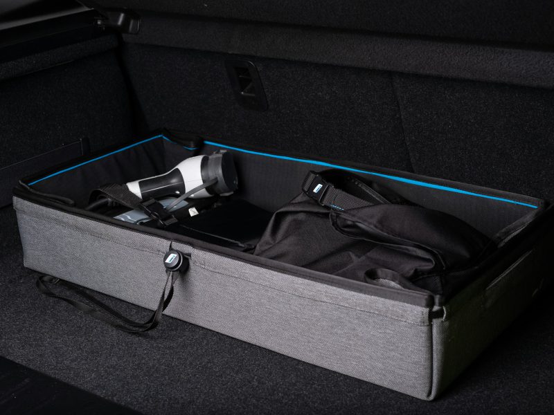 Foldable cargo organiser in a car trunk