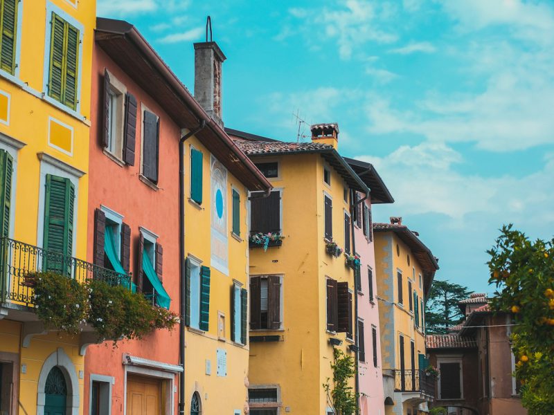 Il Salotto di Chiaia — building and street