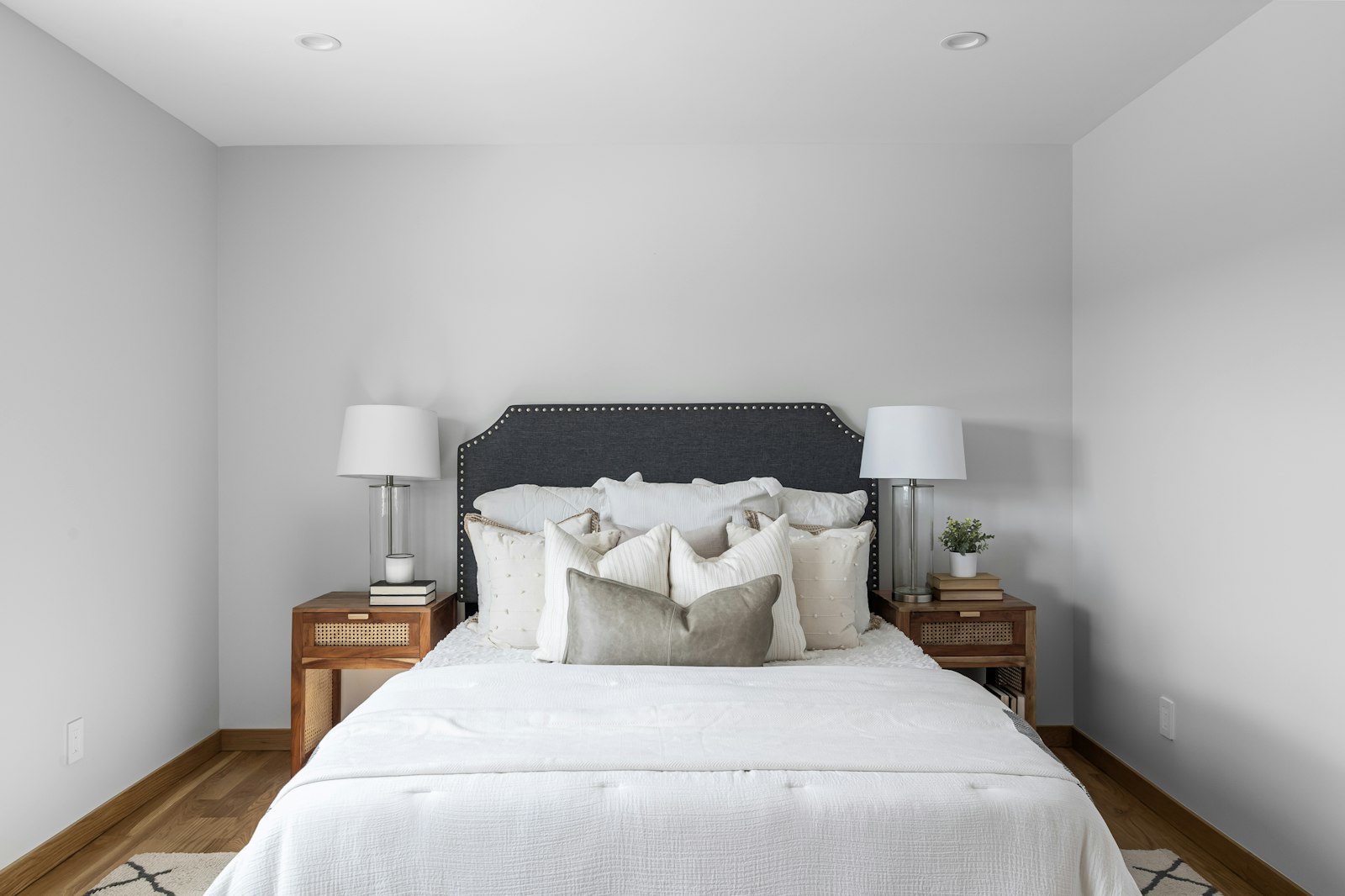 Minimal bedroom