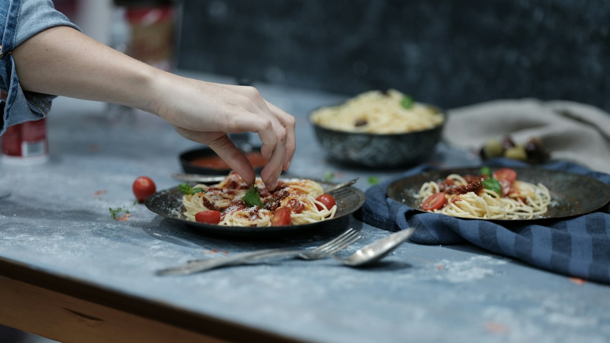 A forkful of spaghetti lifted from the plate